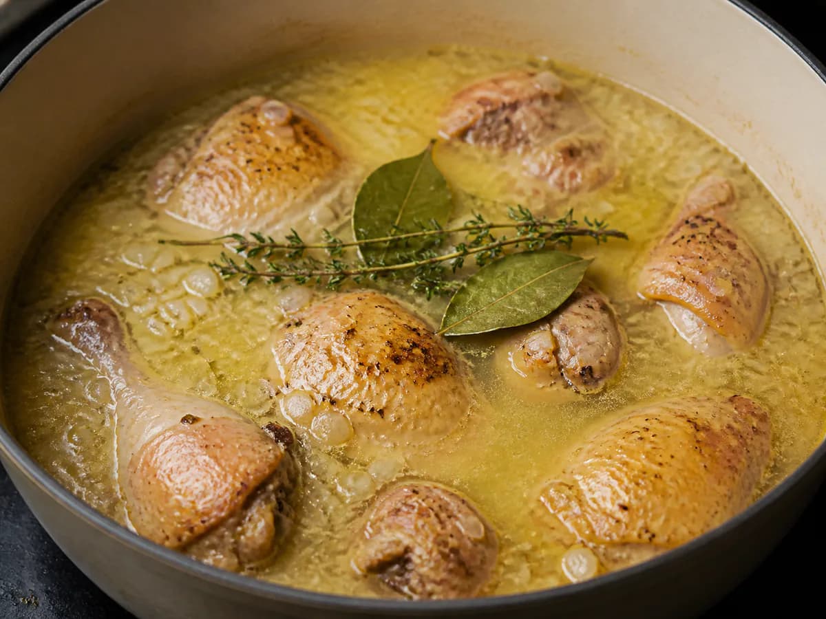 Preparação de Frango em Vinho Branco Aromático durante a confeção