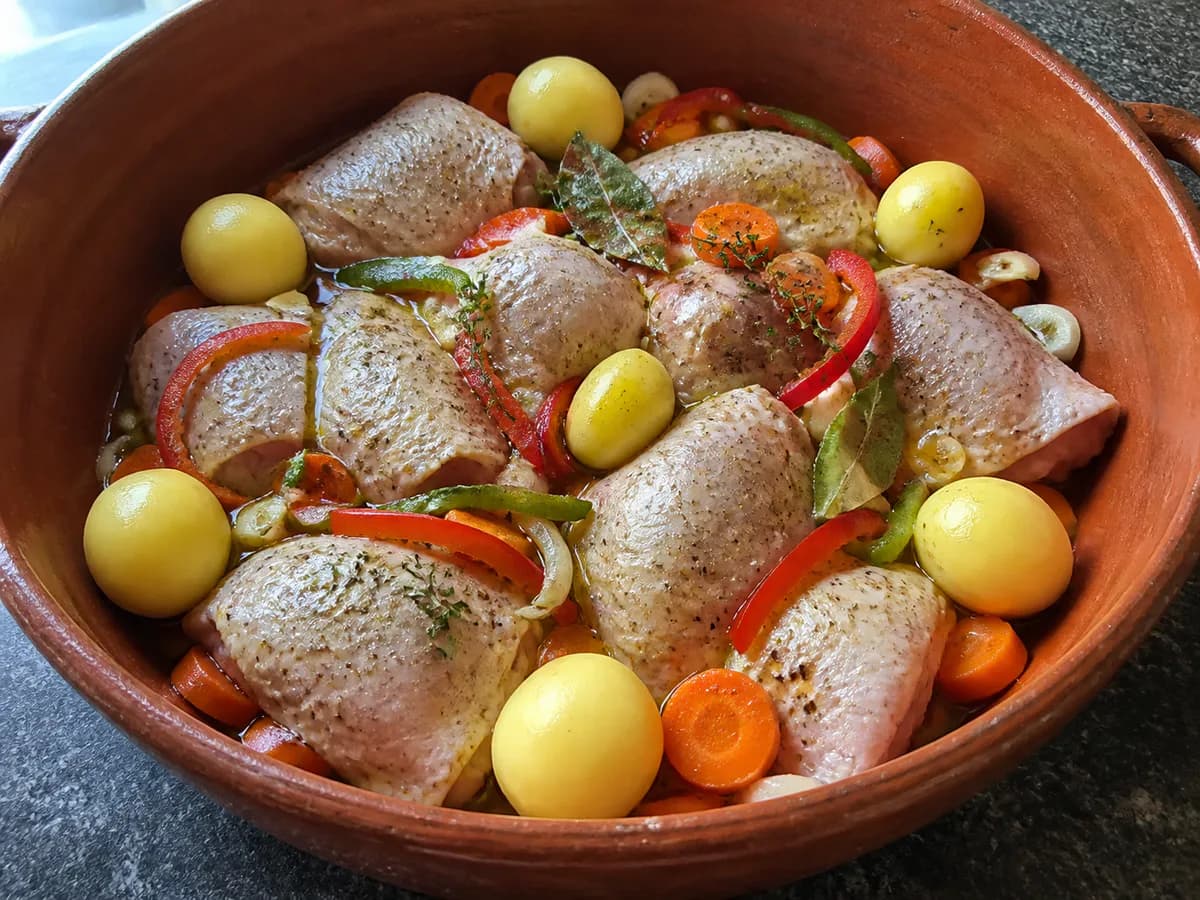 Preparação de Frango na Púcara durante a confeção