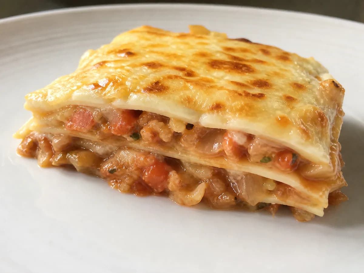 Pormenor de uma porção de Lasanha de Atum com Legumes e Bechamel