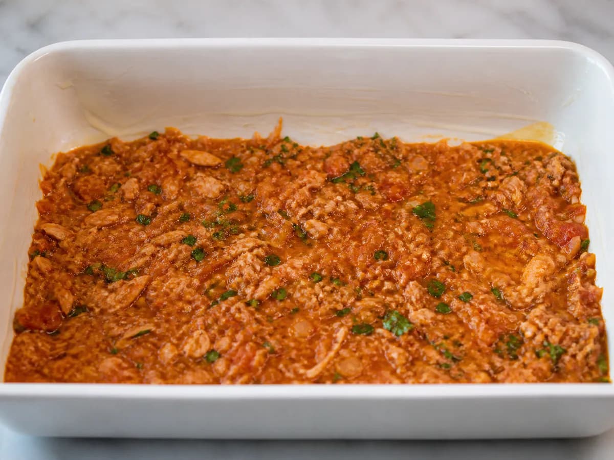 Preparação de Lasanha de Atum com Legumes e Bechamel durante a confeção