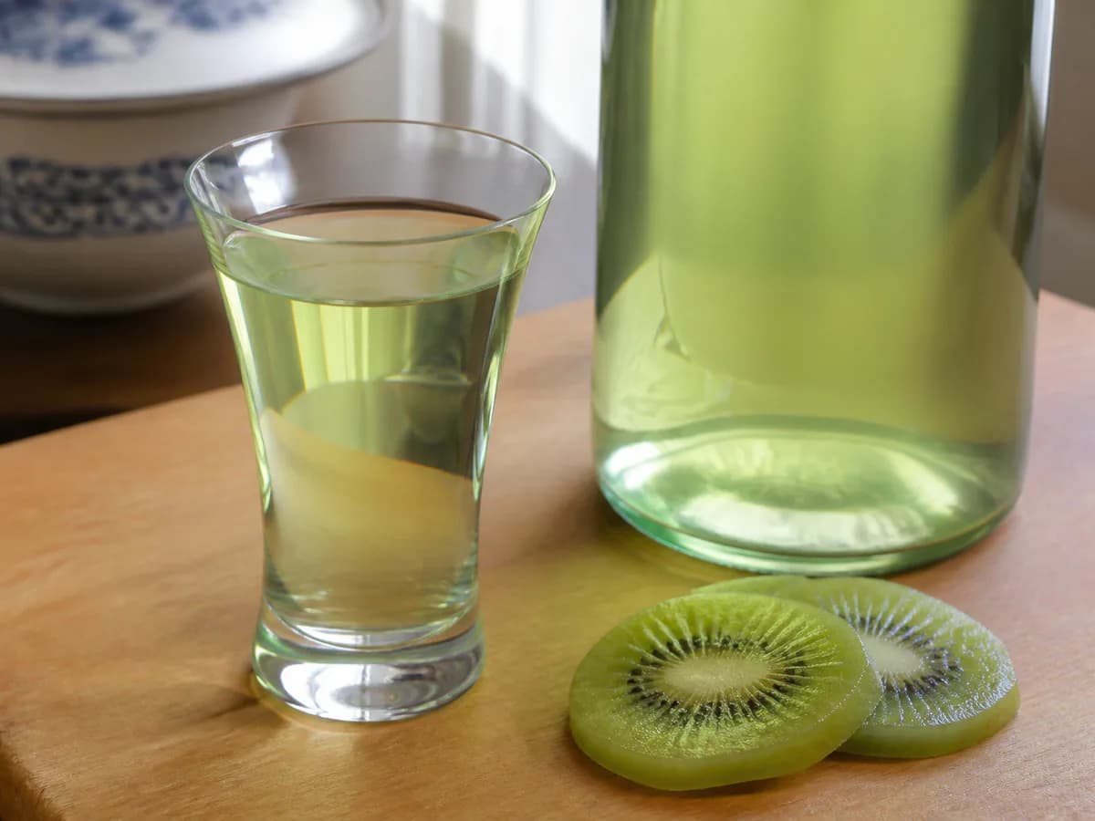 Pormenor de uma porção de Licor de Kiwi Caseiro