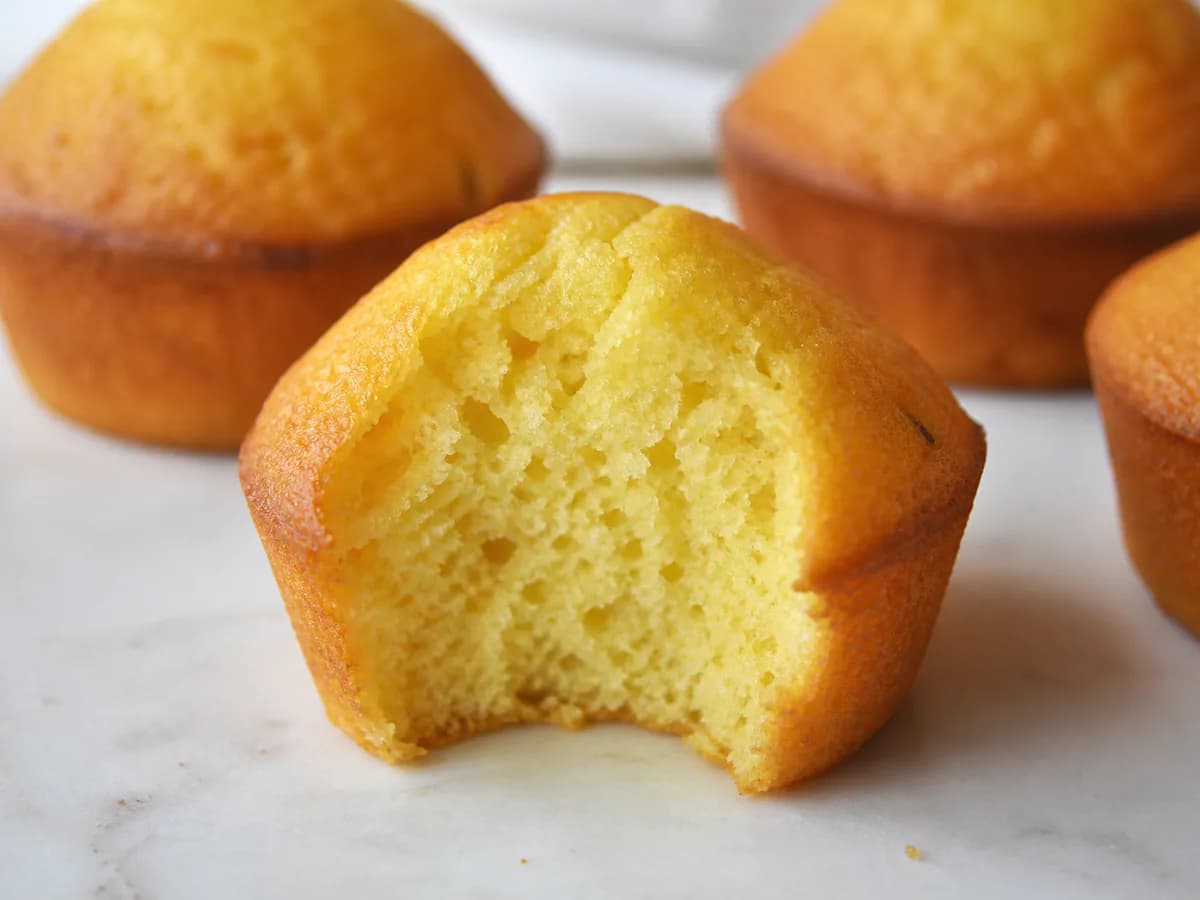 Pormenor de uma porção de Madalenas de Laranja
