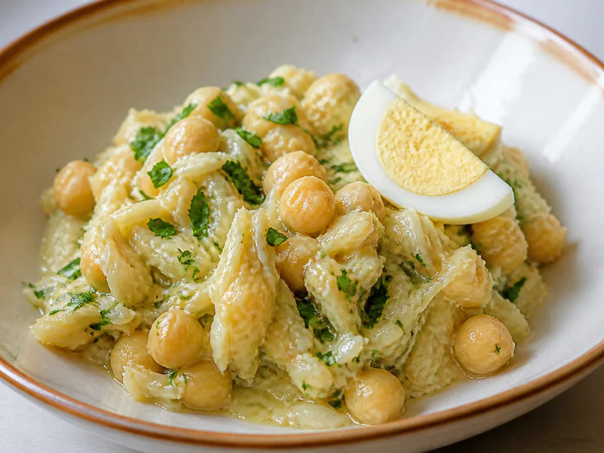 Pormenor de uma porção de Mexidos de Bacalhau com Grão