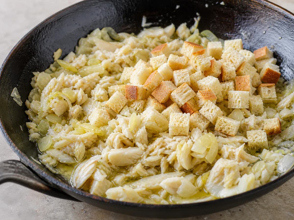 Preparação de Migas de Bacalhau à Transmontana durante a confeção