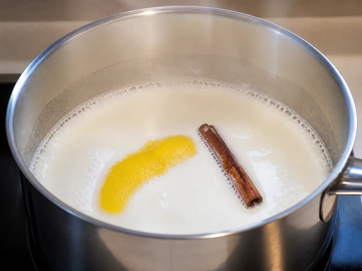 Preparação de Mil-folhas de Pastel de Nata durante a confeção