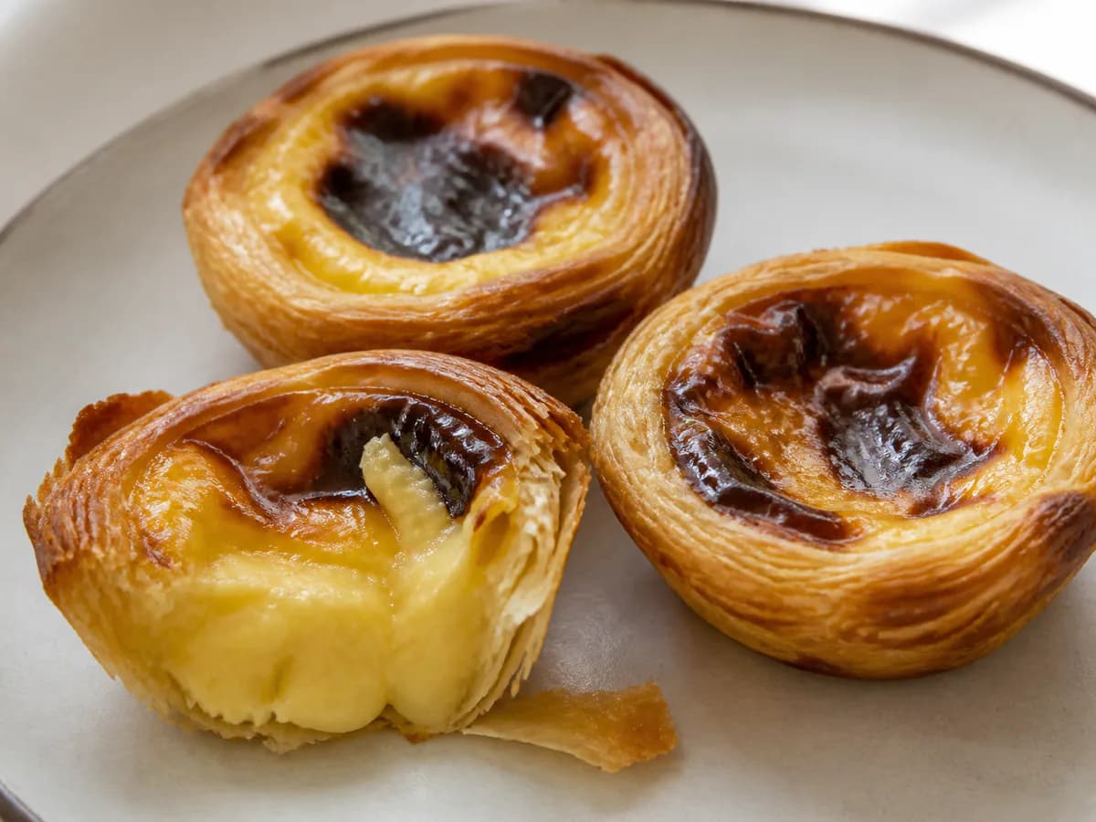 Pormenor de uma porção de Mini Pastéis de Nata Bimby