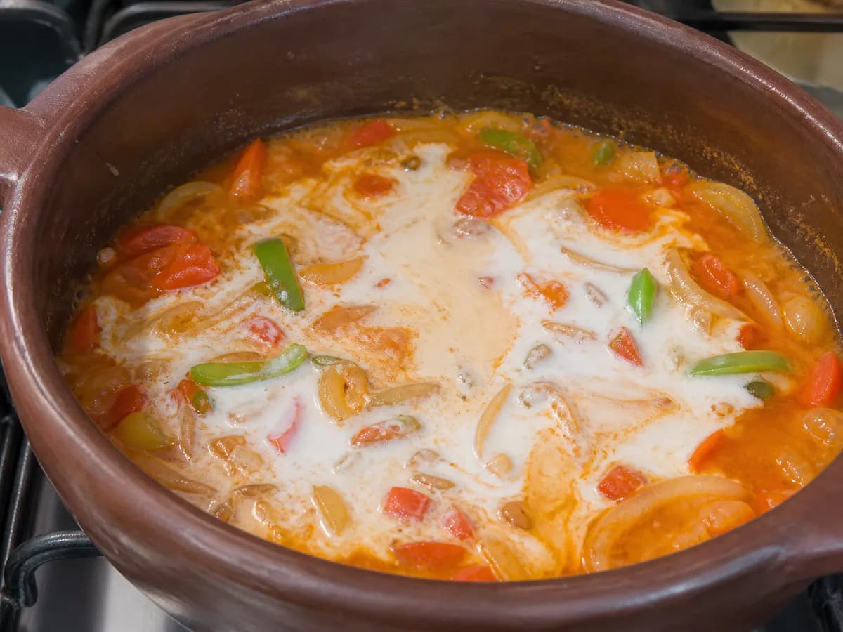 Preparação de Moqueca de Camarão com Leite de Coco durante a confeção