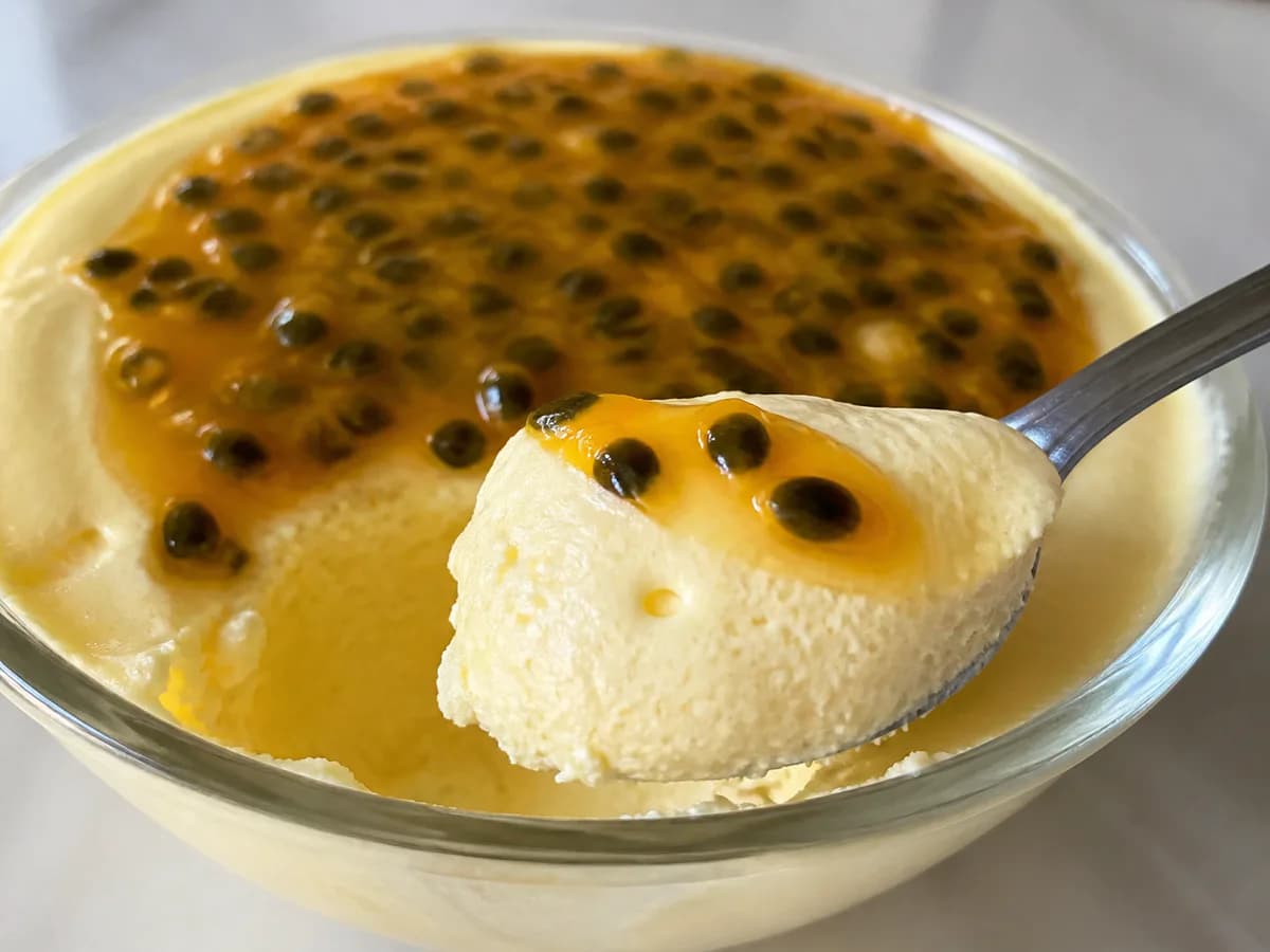 Pormenor de uma porção de Mousse de Maracujá Light