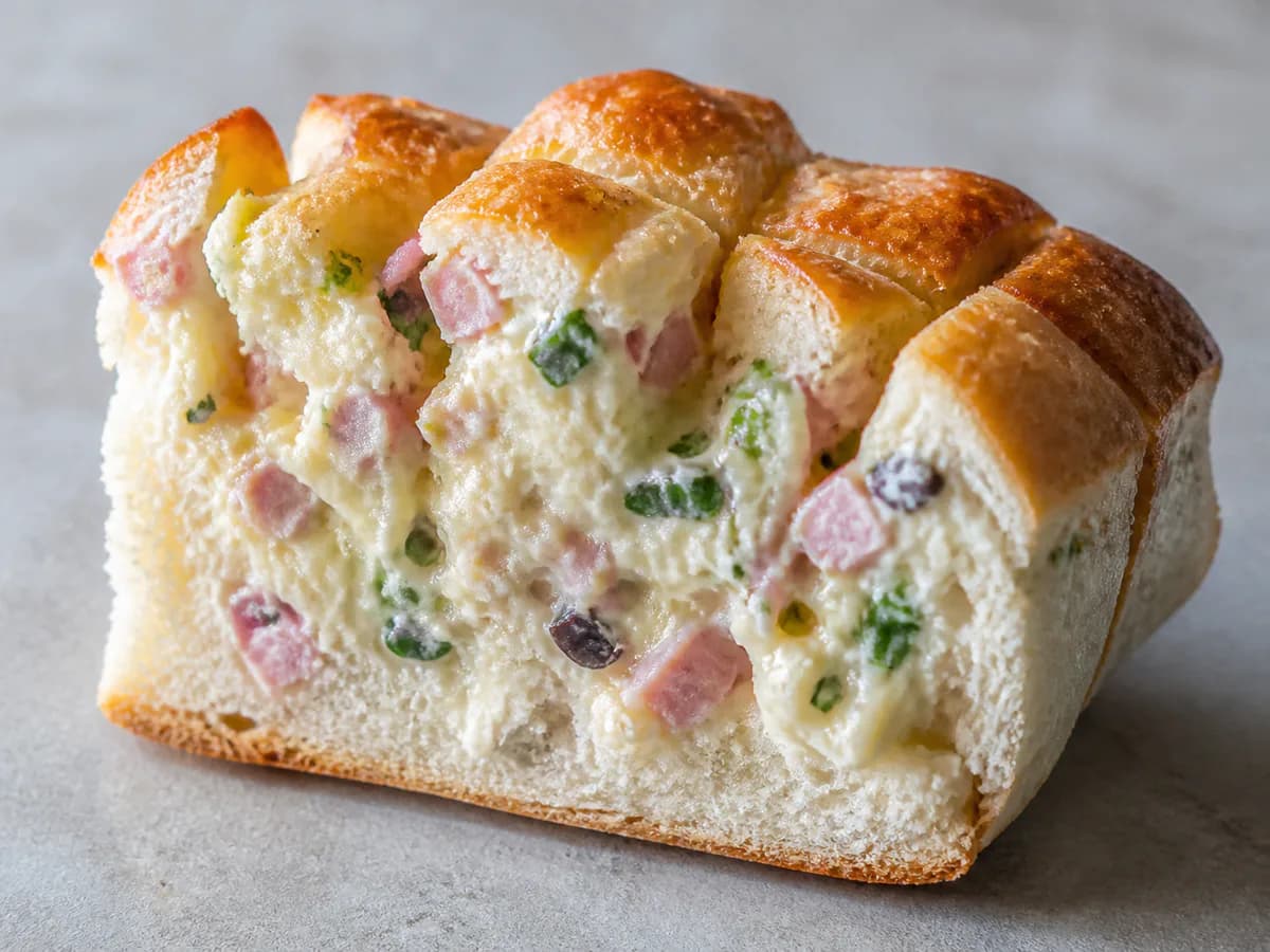 Pormenor de uma porção de Pão Flor Recheado