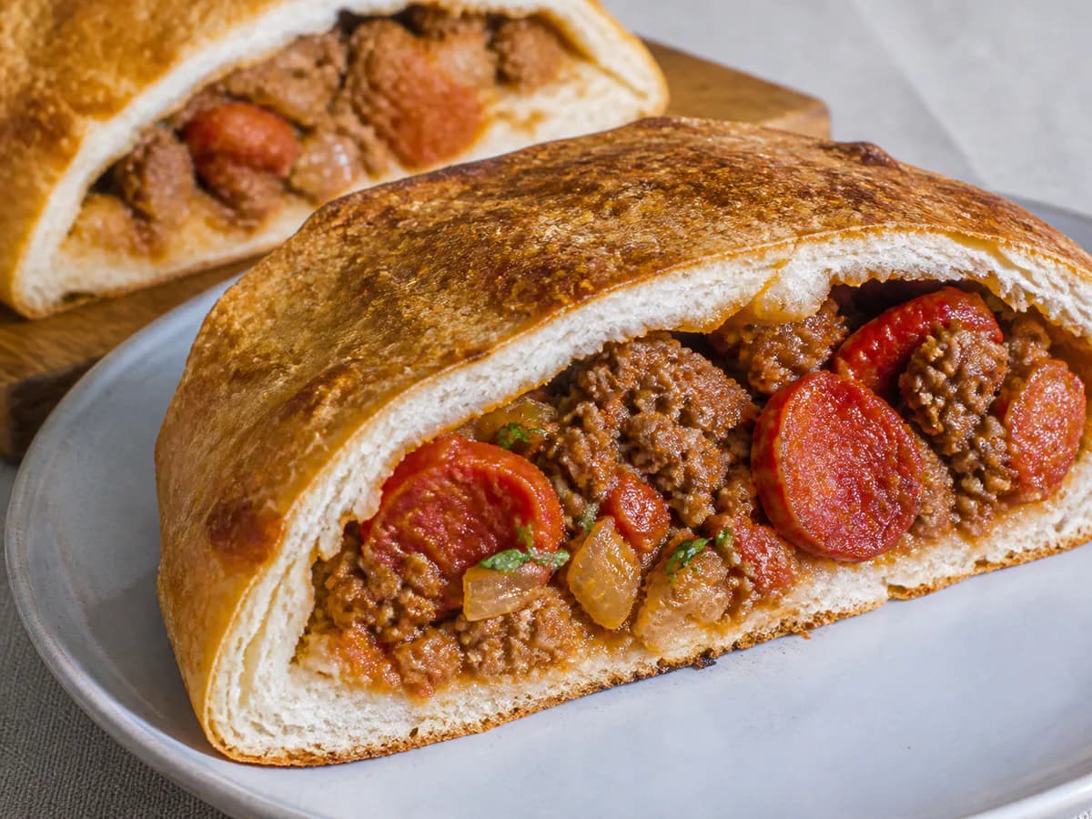 Pormenor de uma porção de Pão Recheado com Carne e Chorizo