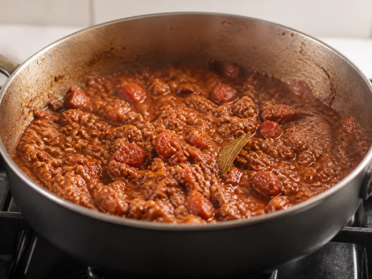 Preparação de Pão Recheado com Carne e Chorizo durante a confeção