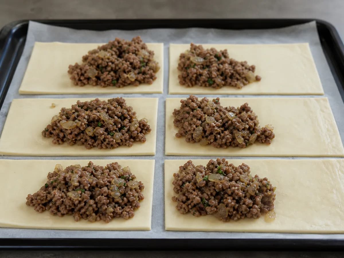 Preparação de Pastéis de Carne durante a confeção