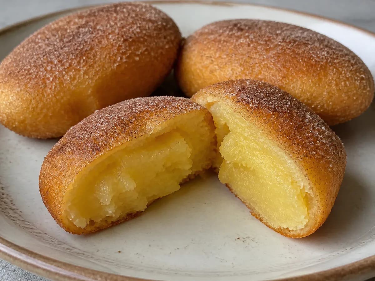 Pormenor de uma porção de Pastéis Doces de Batata