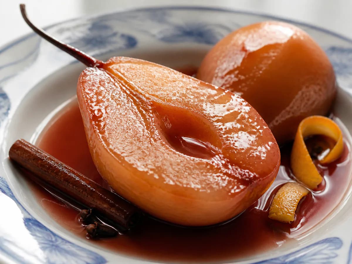 Pormenor de uma porção de Peras Caramelizadas com Vinho do Porto