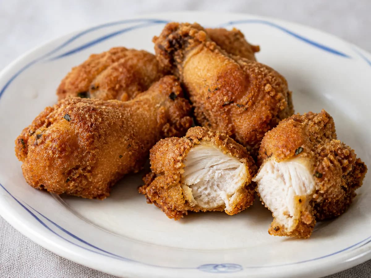 Pormenor de uma porção de Perninhas de Frango Fritas à Portuguesa