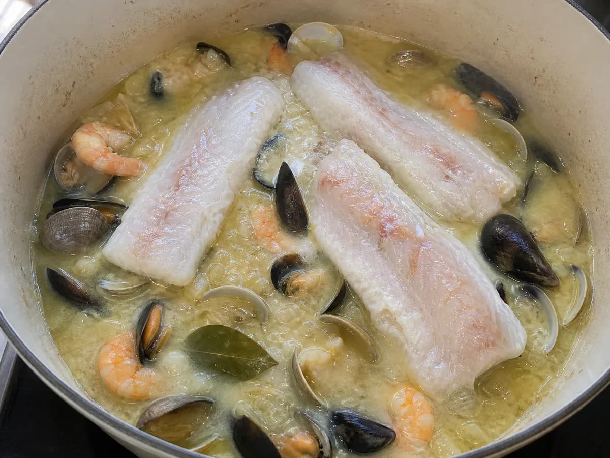 Preparação de Pescada com Marisco à Moda do Chef durante a confeção