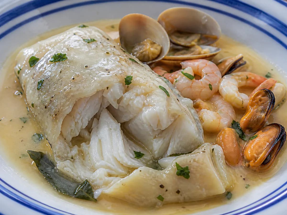 Pormenor de uma porção de Pescada com Marisco à Moda do Chef
