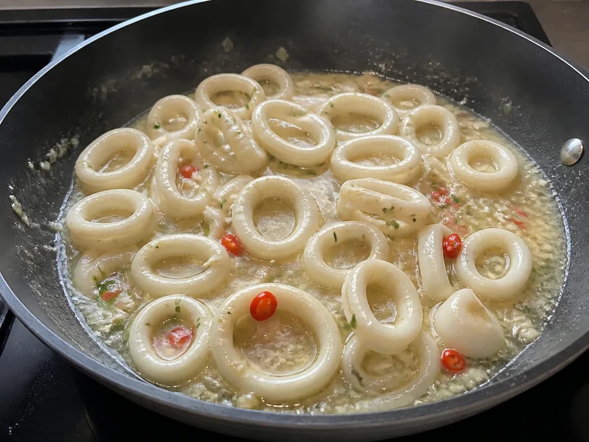 Preparação de Pota na Frigideira à Minhota durante a confeção