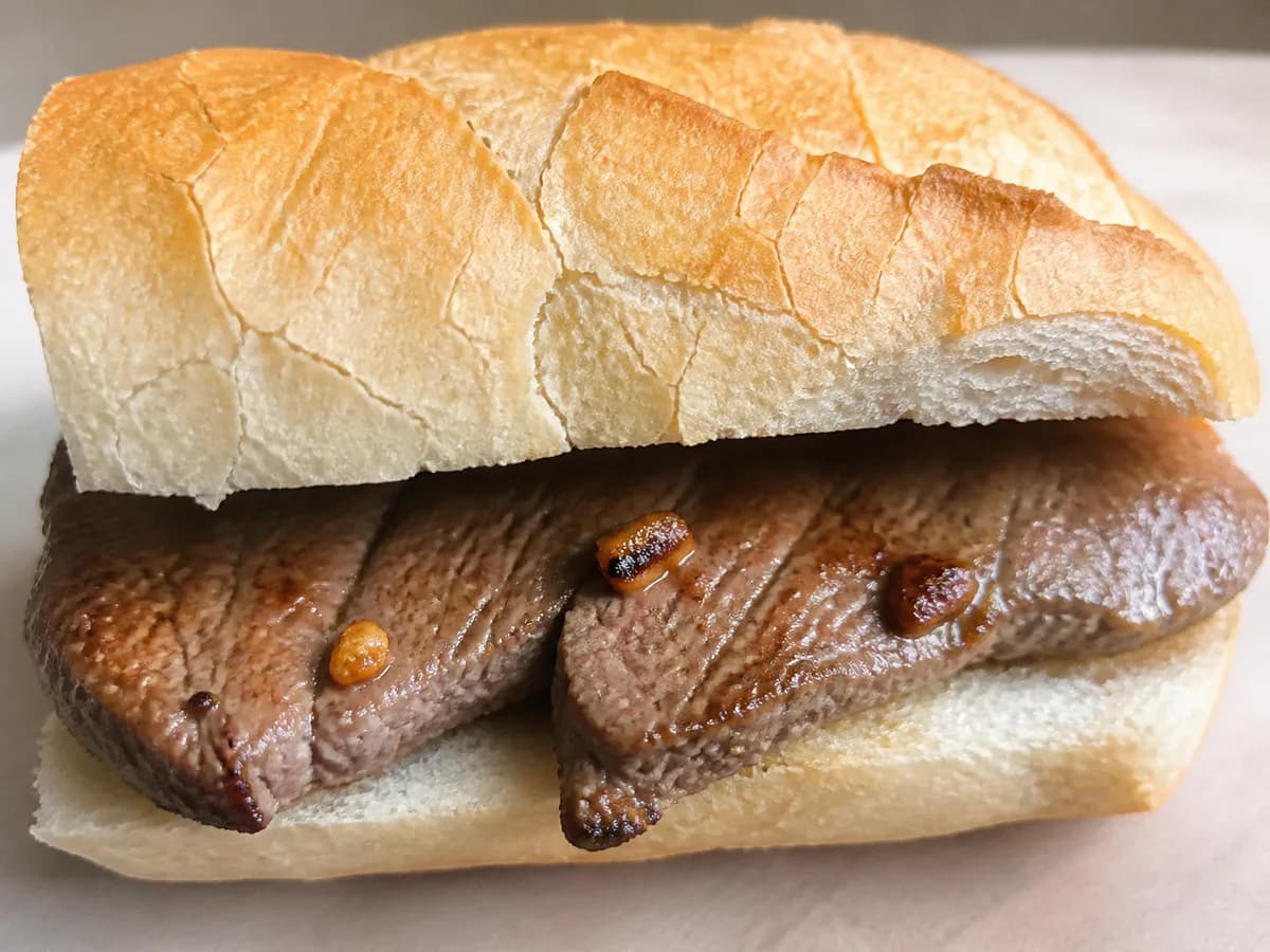 Pormenor de uma porção de Prego no Pão