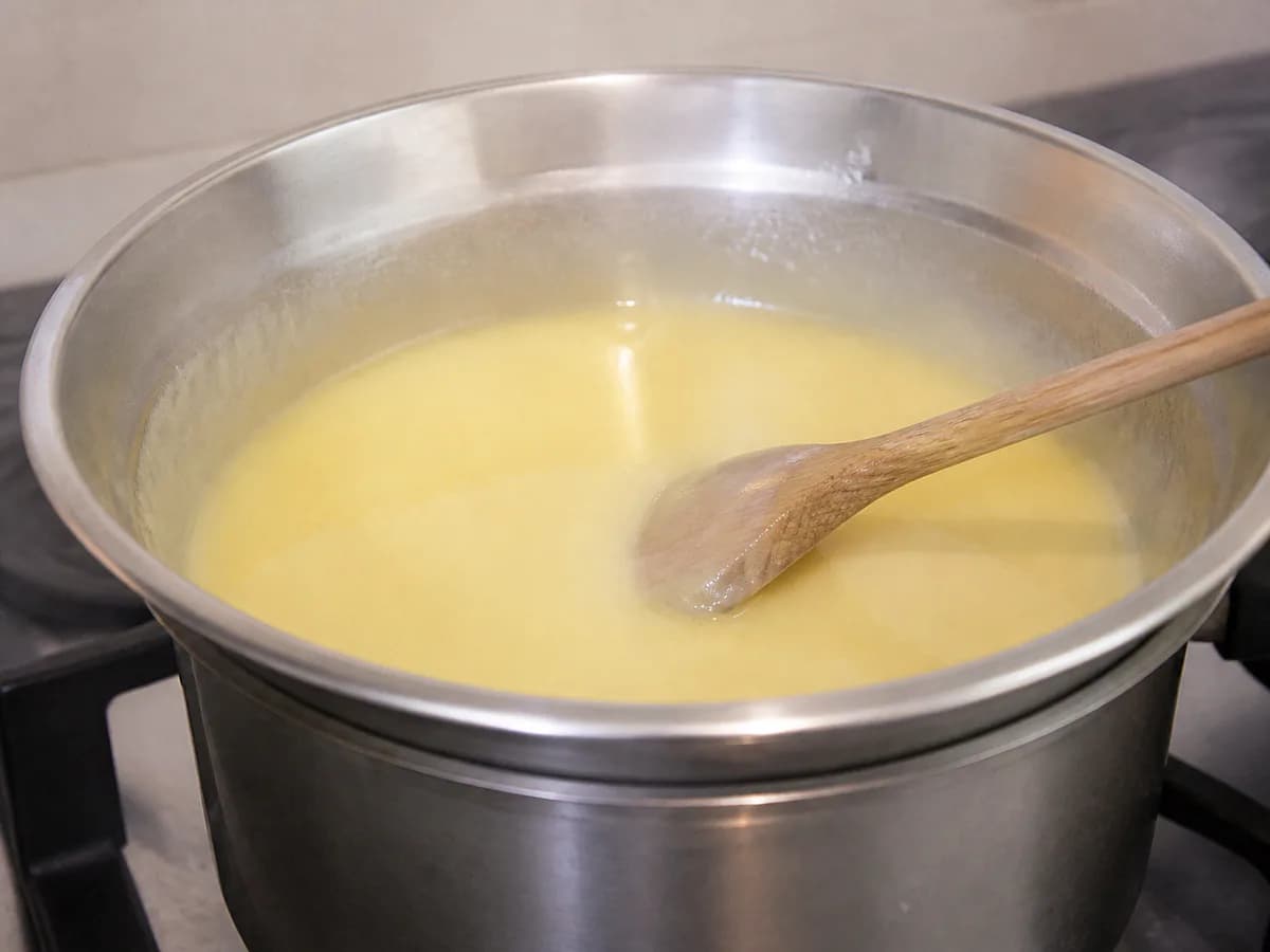 Preparação de Pudim das Freiras durante a confeção