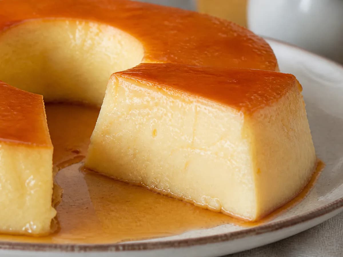 Pormenor de uma porção de Pudim de Coco Cremoso