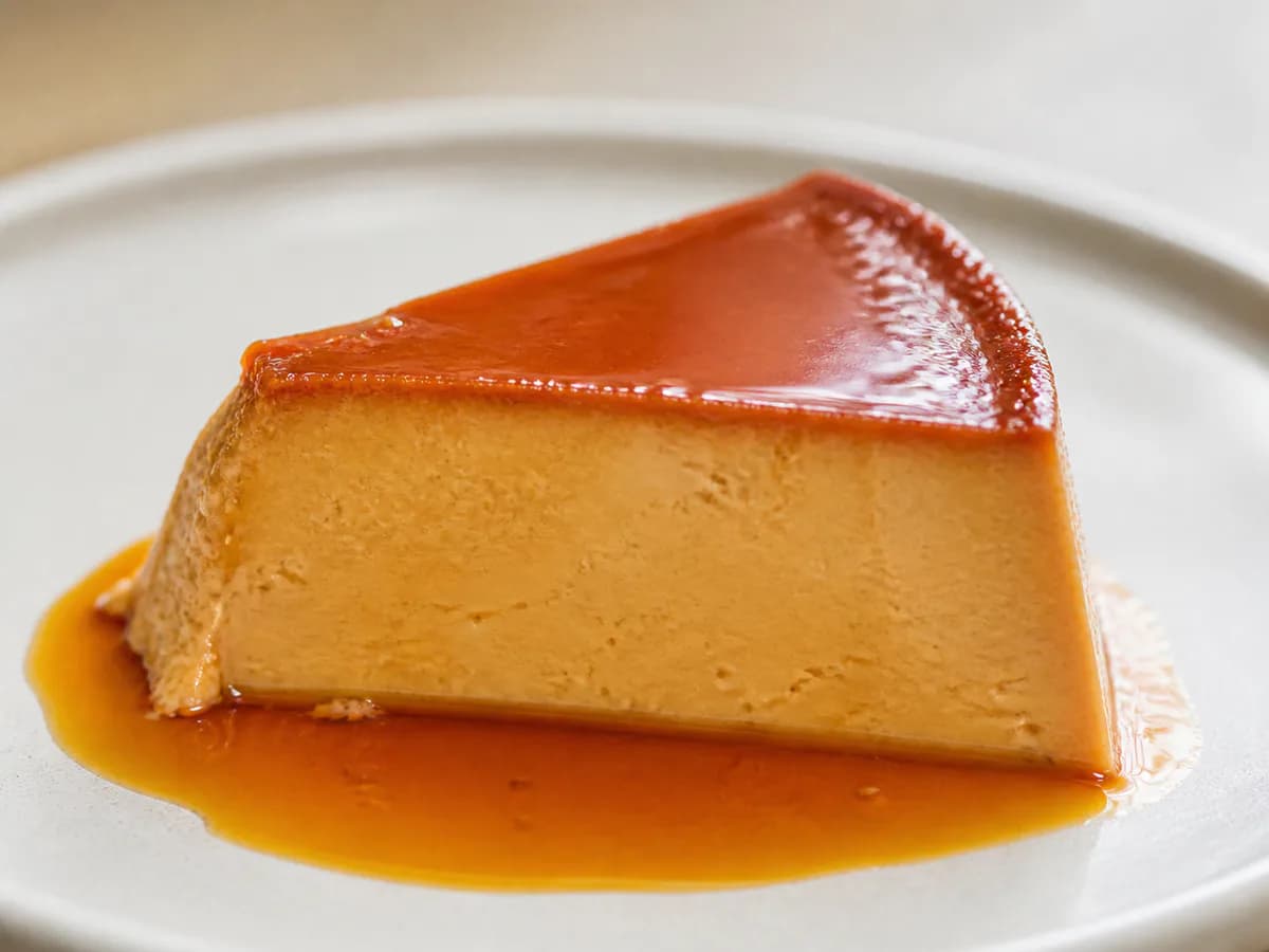 Pormenor de uma porção de Pudim de Doce de Leite Cremoso