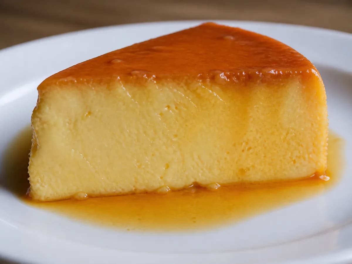 Pormenor de uma porção de Pudim de Iogurte Cremoso