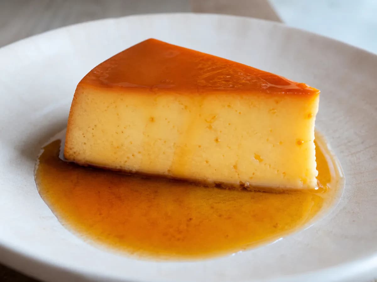 Pormenor de uma porção de Pudim de Limão e Canela