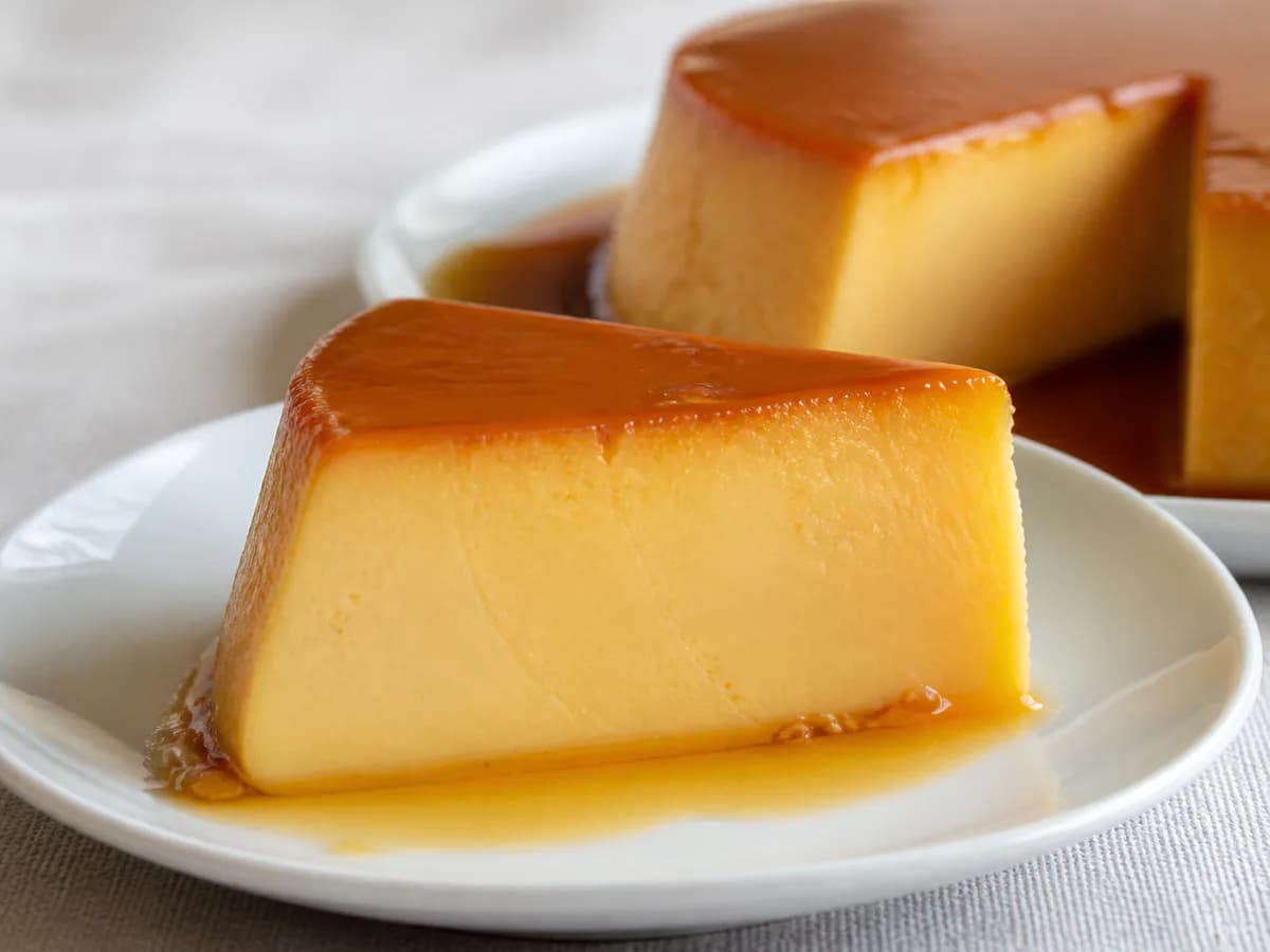 Pormenor de uma porção de Pudim Simples de Ovos