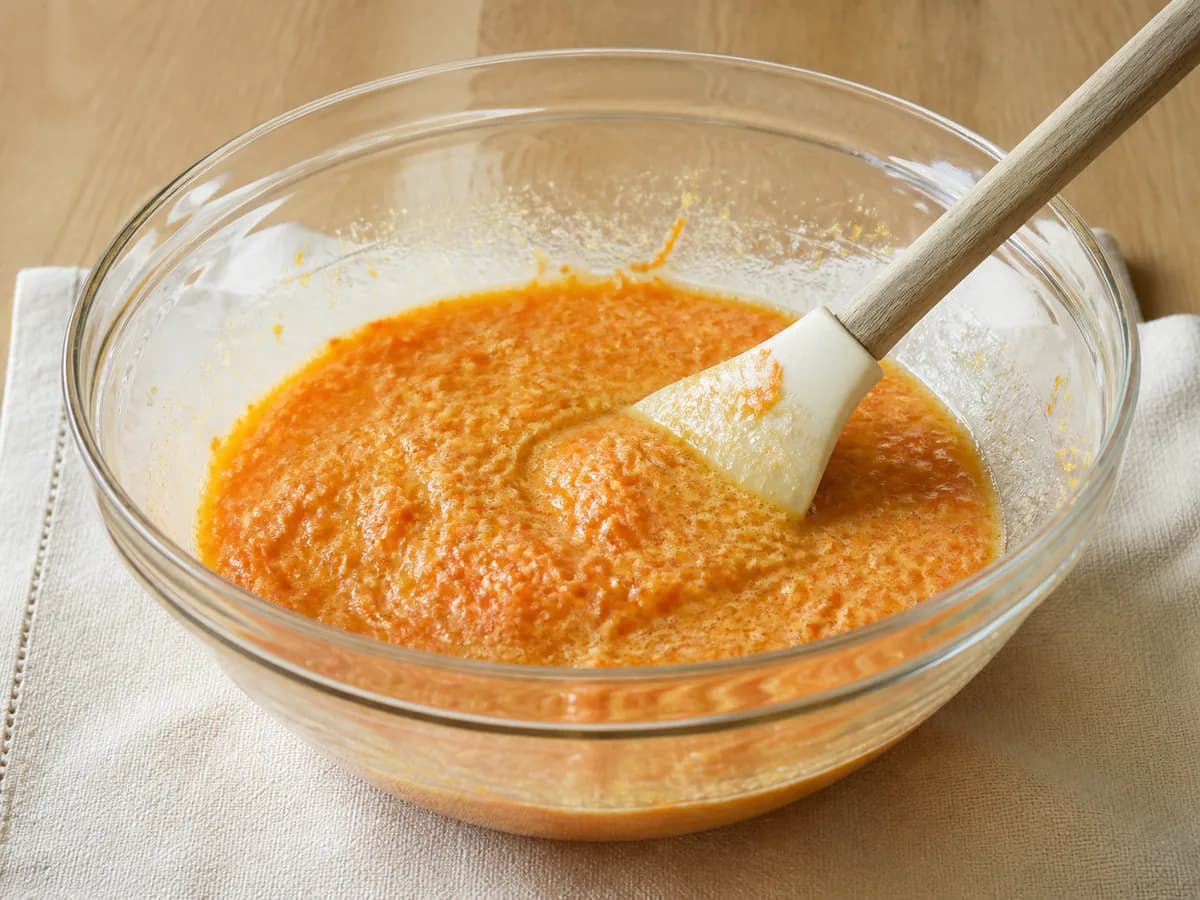 Preparação de Queques de Cenoura Deliciosos durante a confeção