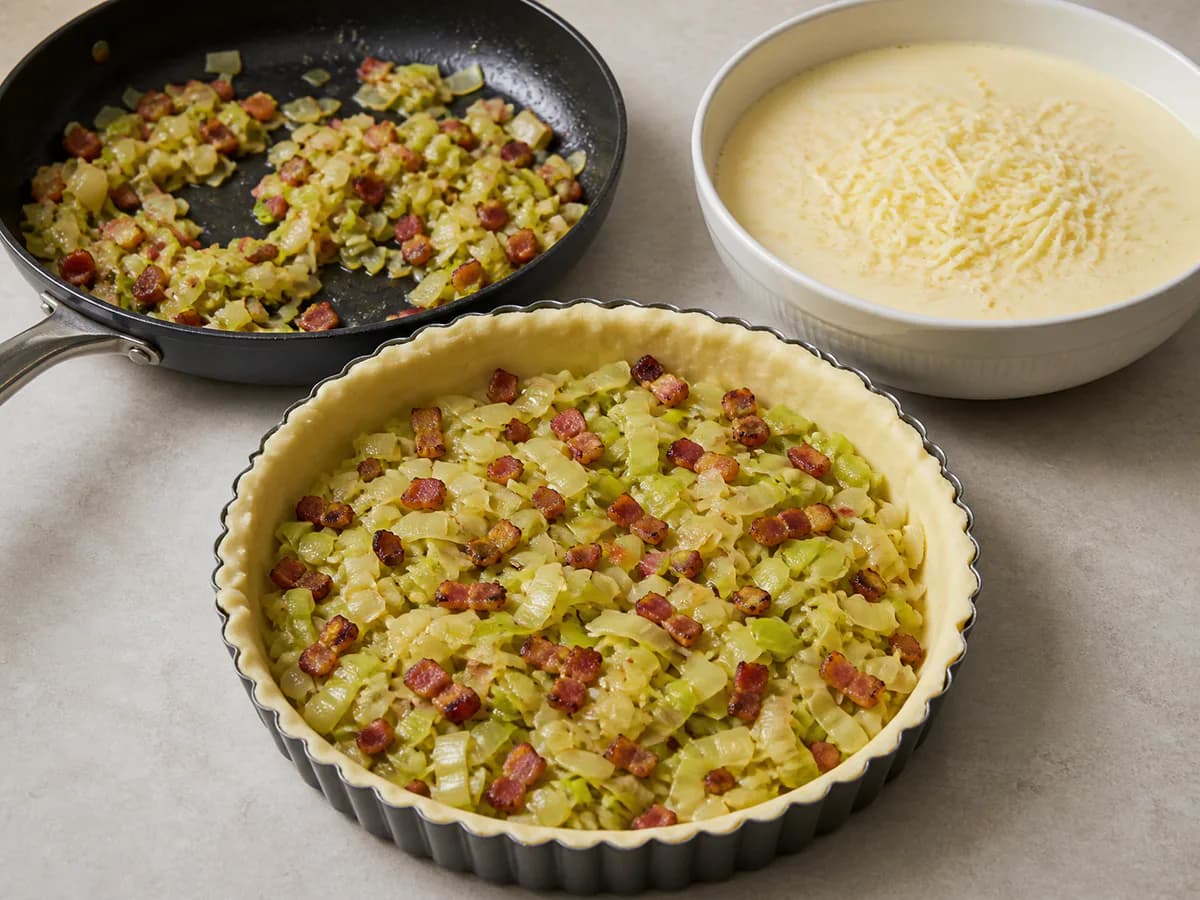 Preparação de Quiche de Alho Francês durante a confeção