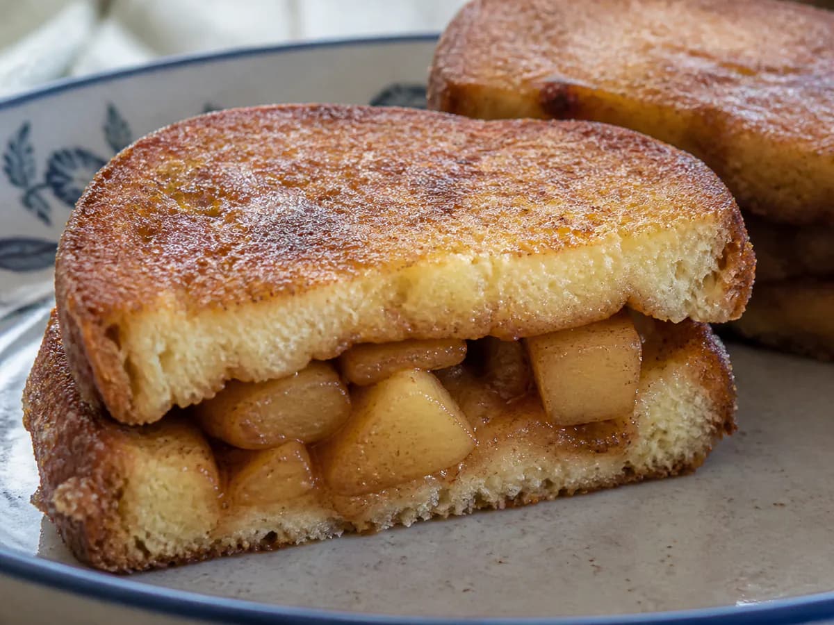 Pormenor de uma porção de Rabanadas de Maçã com Canela