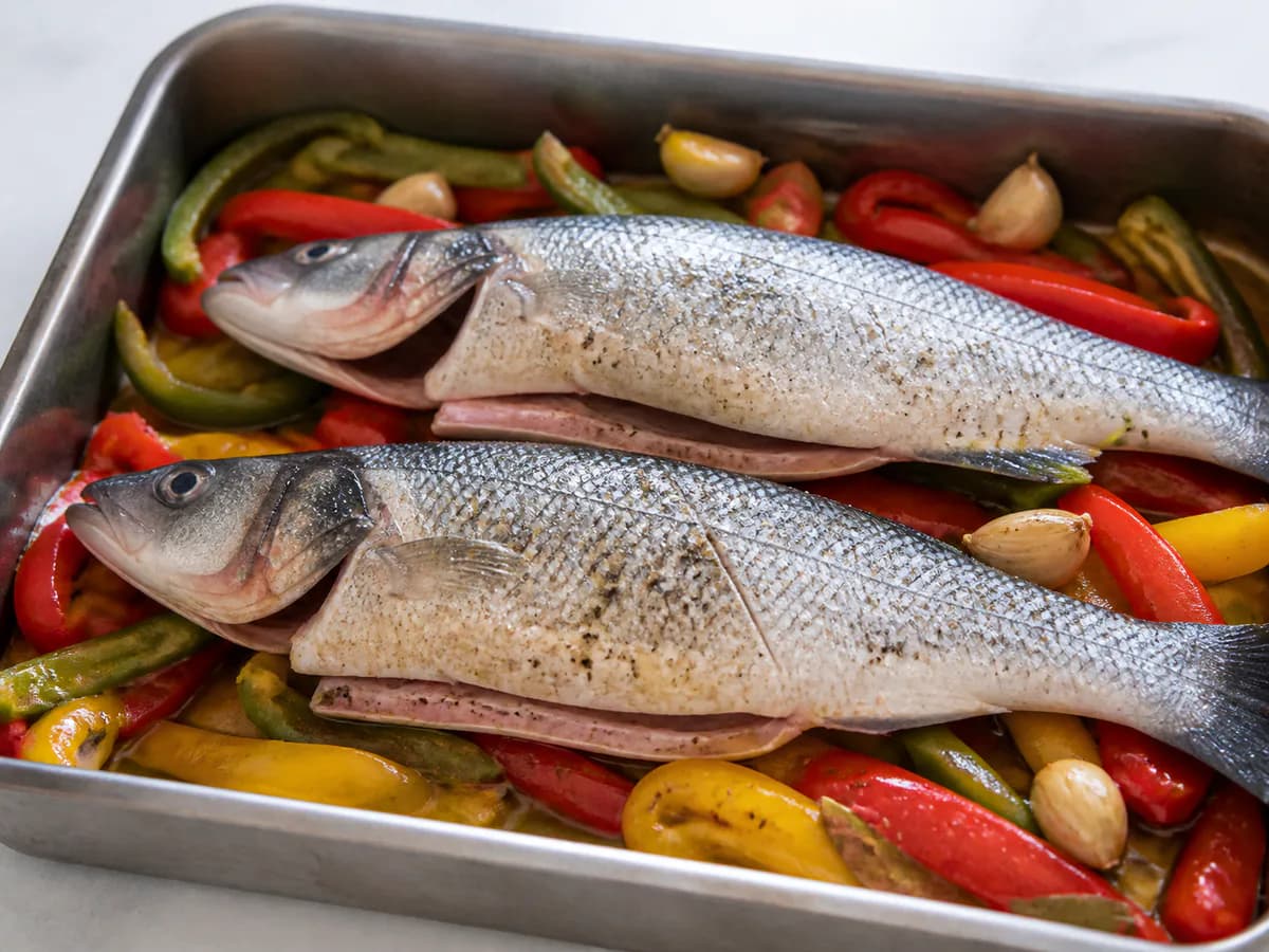 Preparação de Robalo com Pimentos Assados durante a confeção