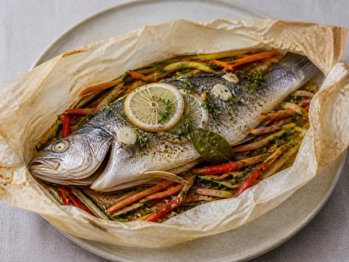 Robalo em Papelote com Legumes Aromáticos