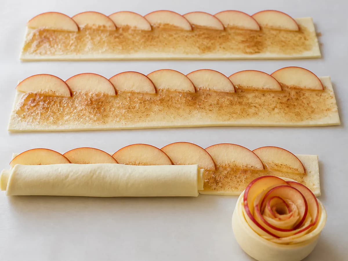 Preparação de Rosas de Maçã Delicadas durante a confeção