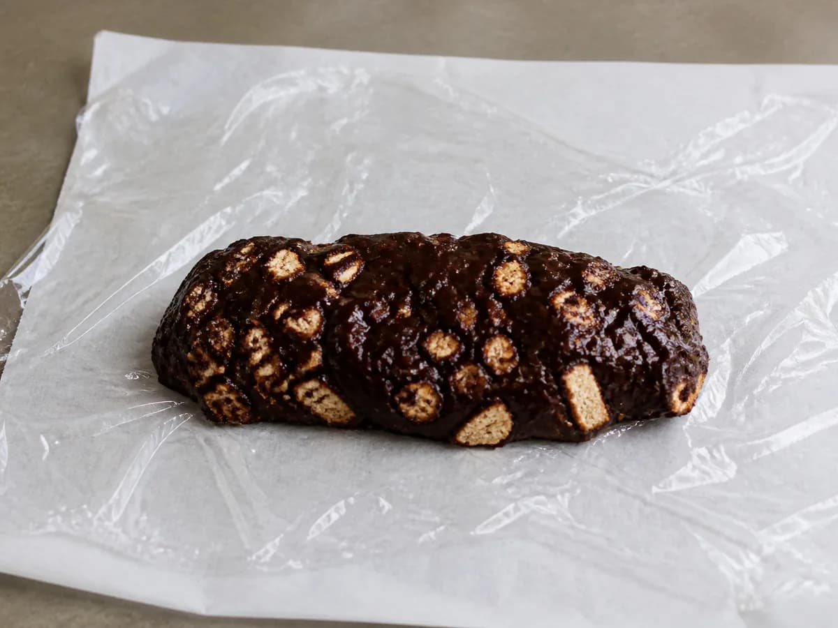 Preparação de Salame de Chocolate durante a confeção