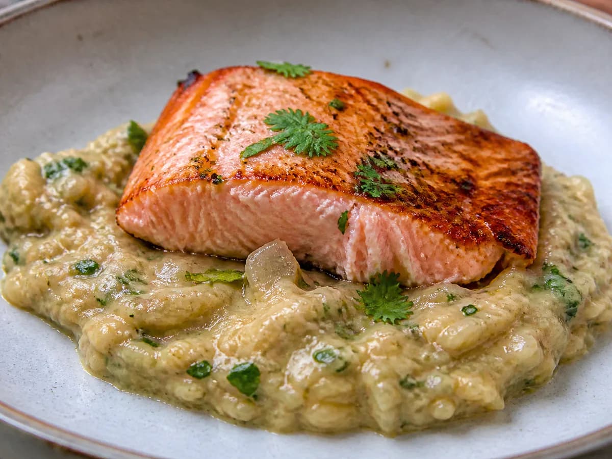 Pormenor de uma porção de Salmão com Açorda