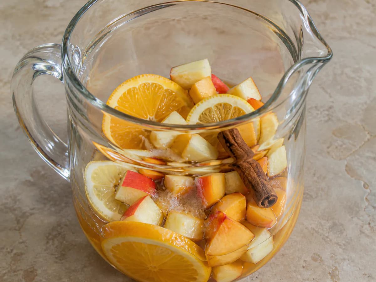 Preparação de Sangria de Vinho Tinto durante a confeção