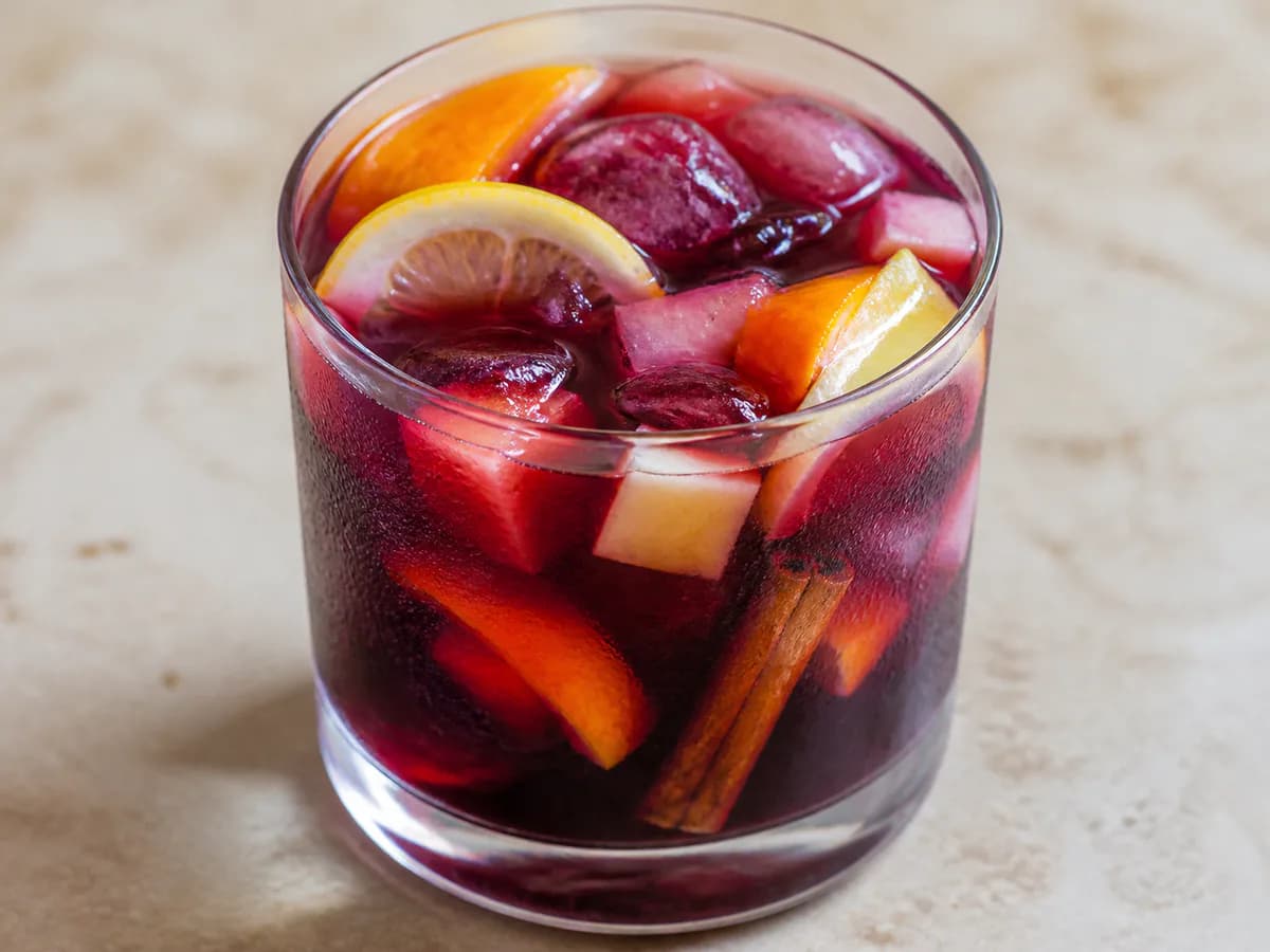 Pormenor de uma porção de Sangria de Vinho Tinto