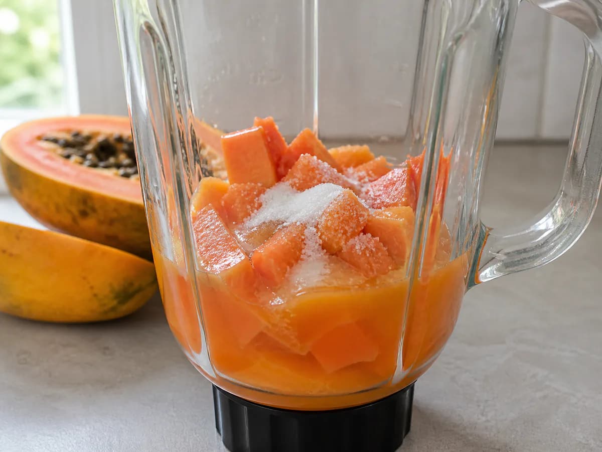 Preparação de Sobremesa de Papaia Refrescante durante a confeção