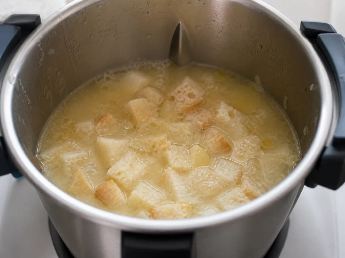 Preparação de Sopa de Bacalhau à Minhota na Bimby durante a confeção