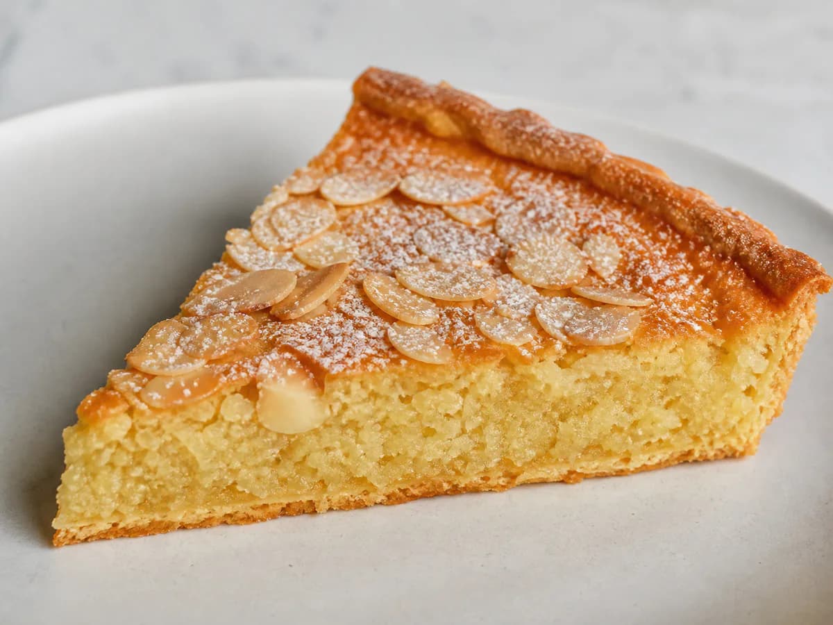 Pormenor de uma porção de Tarte de Amêndoa com Baunilha