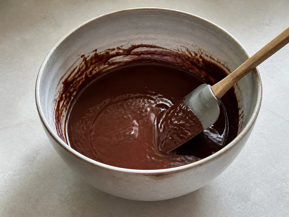 Preparação de Tarte de Chocolate Cremosa durante a confeção