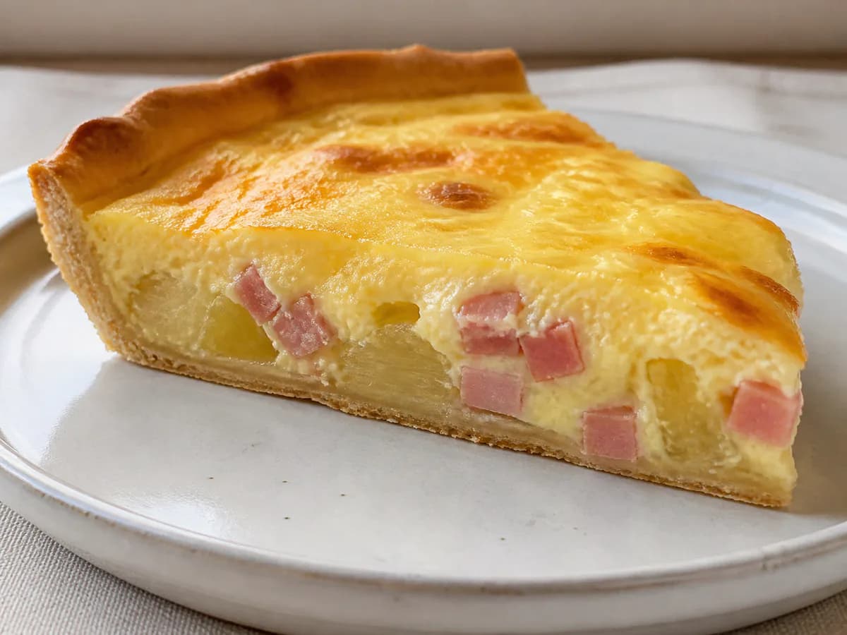 Pormenor de uma porção de Tarte de Fiambre e Ananás