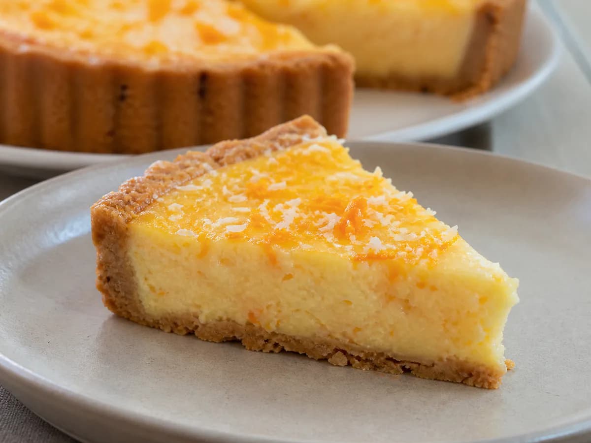 Pormenor de uma porção de Tarte de Laranja e Coco Cremosa