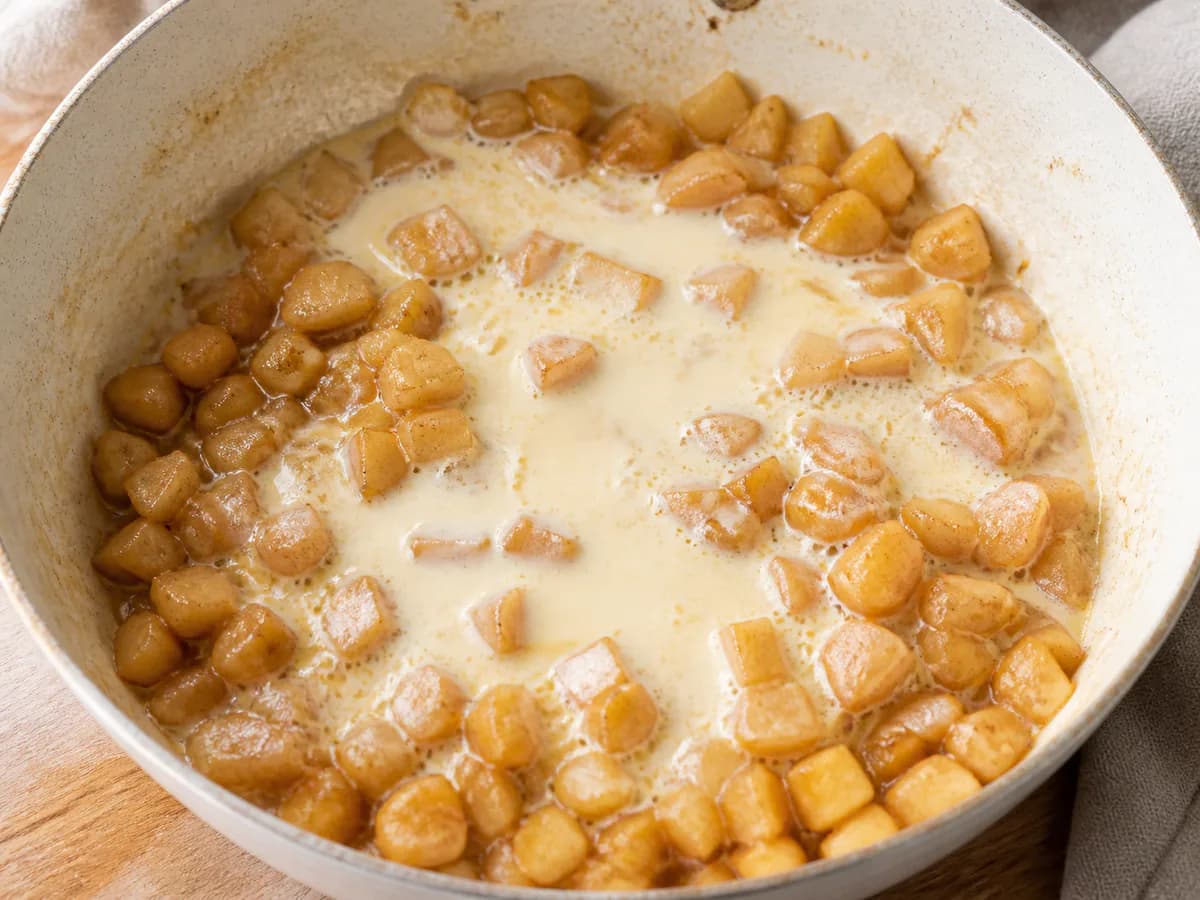Preparação de Tarte de Maçã Cremosa durante a confeção