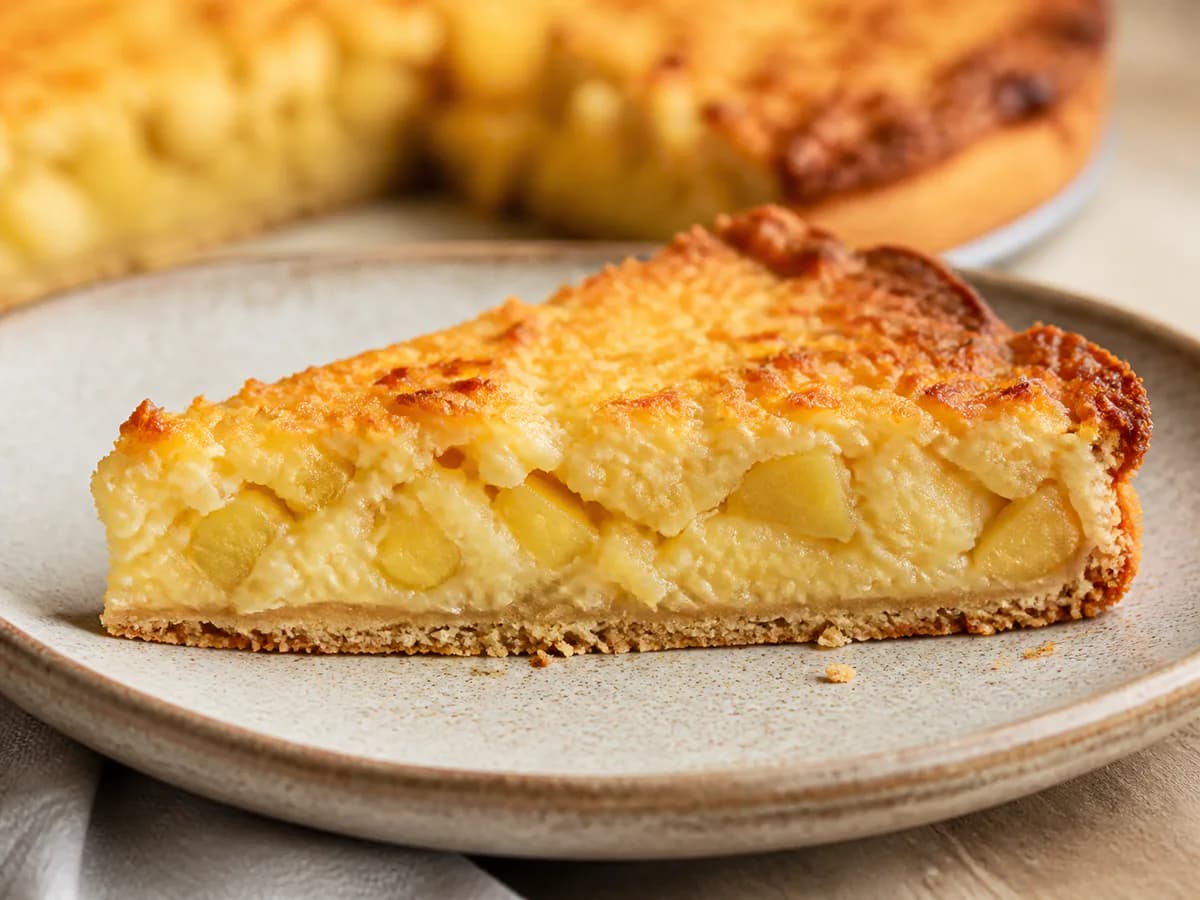 Pormenor de uma porção de Tarte de Maçã e Coco