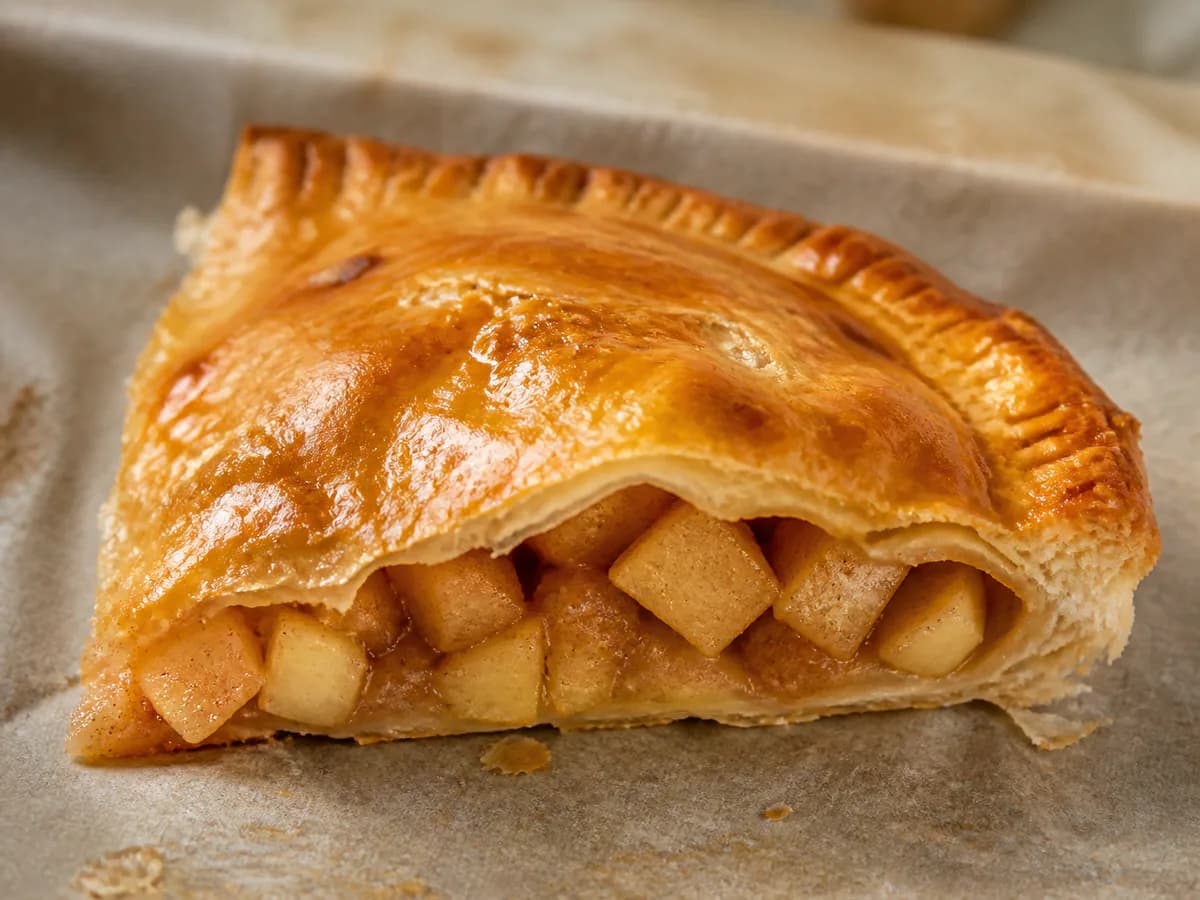 Pormenor de uma porção de Tarte de Maçã Rápida