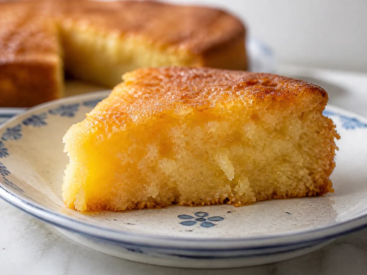 Pormenor de uma porção de Tarte Húmida de Coco