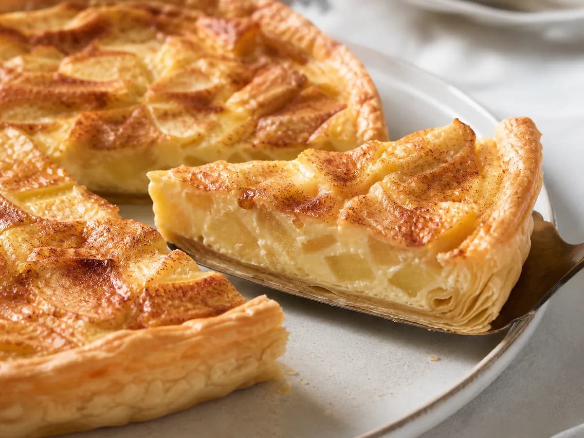 Pormenor de uma porção de Tarte de Maçã Cremosa Fácil
